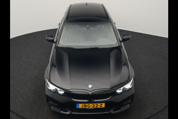 BMW 3 Serie Touring 330e Sportline Plug In Hybrid 293pk Dealer O.H PHEV | Camera | Apple Carplay | Lederen Sportstoelen Verwarmd | Harman Kardon | Black Optic | Navigatie | Sfeerverlichting | Virtual | DAB |
