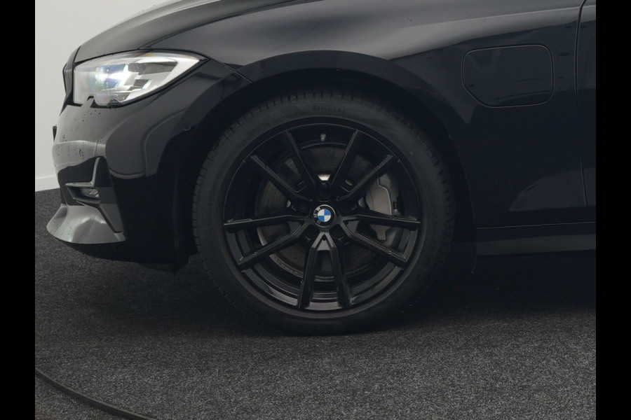 BMW 3 Serie Touring 330e Sportline Plug In Hybrid 293pk Dealer O.H PHEV | Camera | Apple Carplay | Lederen Sportstoelen Verwarmd | Harman Kardon | Black Optic | Navigatie | Sfeerverlichting | Virtual | DAB |