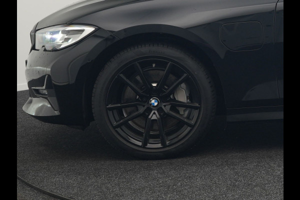 BMW 3 Serie Touring 330e Sportline Plug In Hybrid 293pk Dealer O.H PHEV | Camera | Apple Carplay | Lederen Sportstoelen Verwarmd | Harman Kardon | Black Optic | Navigatie | Sfeerverlichting | Virtual | DAB |