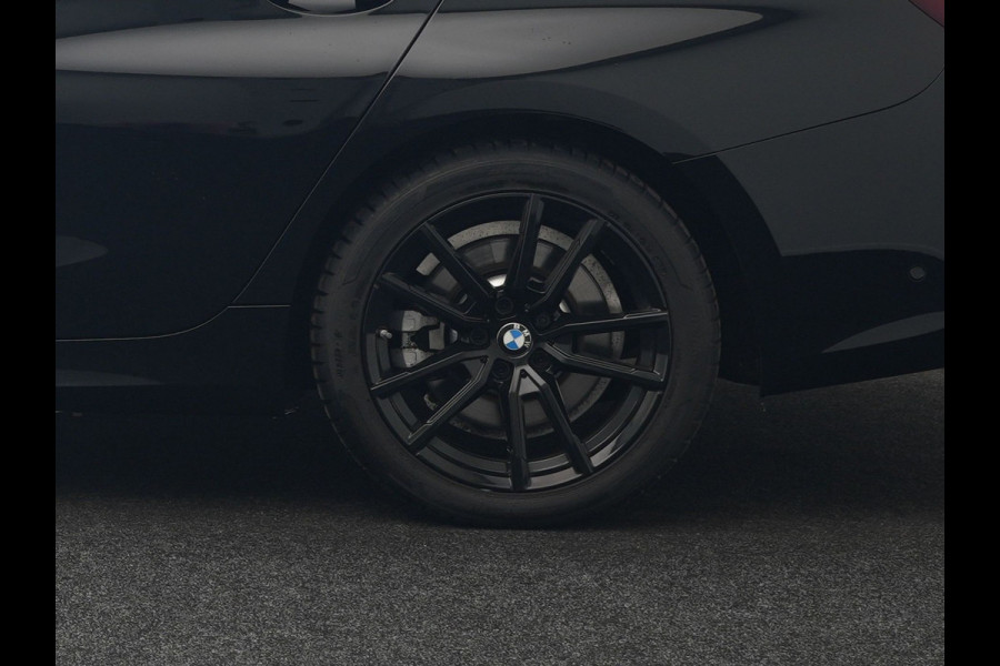 BMW 3 Serie Touring 330e Sportline Plug In Hybrid 293pk Dealer O.H PHEV | Camera | Apple Carplay | Lederen Sportstoelen Verwarmd | Harman Kardon | Black Optic | Navigatie | Sfeerverlichting | Virtual | DAB |