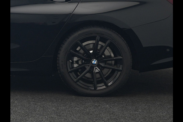 BMW 3 Serie Touring 330e Sportline Plug In Hybrid 293pk Dealer O.H PHEV | Camera | Apple Carplay | Lederen Sportstoelen Verwarmd | Harman Kardon | Black Optic | Navigatie | Sfeerverlichting | Virtual | DAB |
