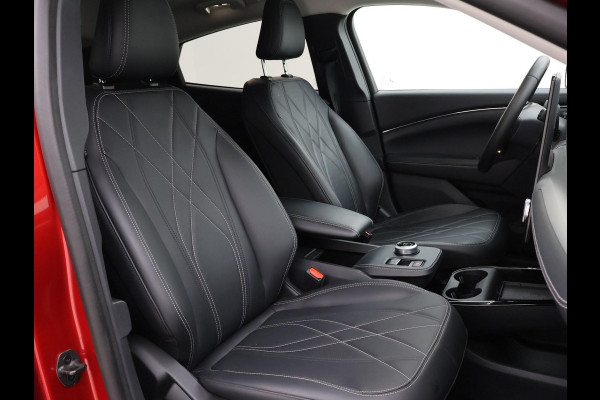Ford Mustang Mach-E 75kWh LUCID RED + STUURVERW. / ADAPTIVE CRUISE / CARPLAY