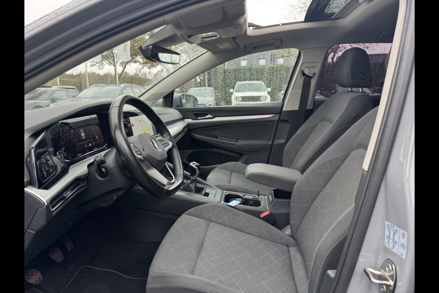 Volkswagen Golf 1.5 TSI / Panoramadak / CarPlay / Keyless / Parkeerhulp V+A / Matrix LED / 18'' / Stoelverwarming / ACC