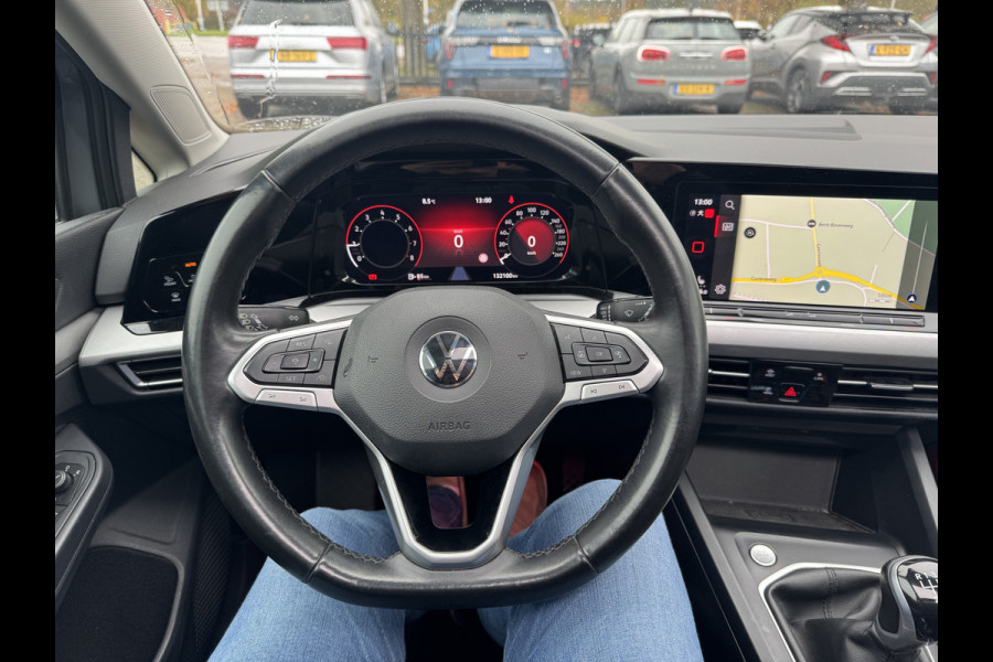 Volkswagen Golf 1.5 TSI / Panoramadak / CarPlay / Keyless / Parkeerhulp V+A / Matrix LED / 18'' / Stoelverwarming / ACC