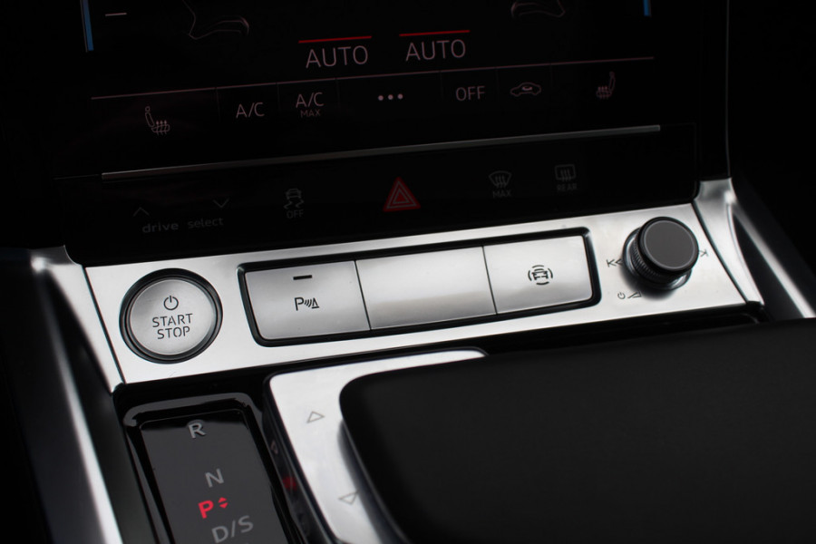 Audi e-tron e-tron 50 quattro Launch edition plus 71 kWh / Panoramadak / Leder / 20'' / Luchtvering / Parkeerhulp V+A / ACC / Navigatie / Stoelverwarming