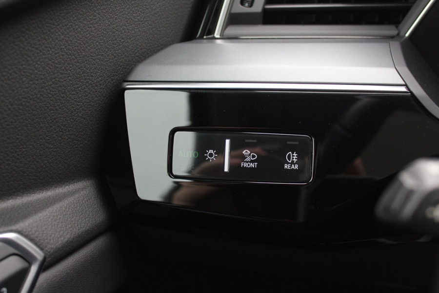 Audi e-tron e-tron 50 quattro Launch edition plus 71 kWh / Panoramadak / Leder / 20'' / Luchtvering / Parkeerhulp V+A / ACC / Navigatie / Stoelverwarming