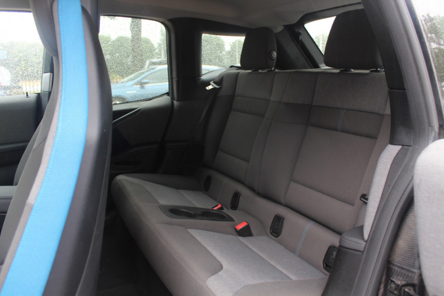 BMW i3 Basis 120Ah 42 kWh / Navigatie / 19'' / Parkeerhulp achter / Navigatie / Harman Kardon / Stoelverwarming / Cruise Control / Warmtepomp / Getint glas