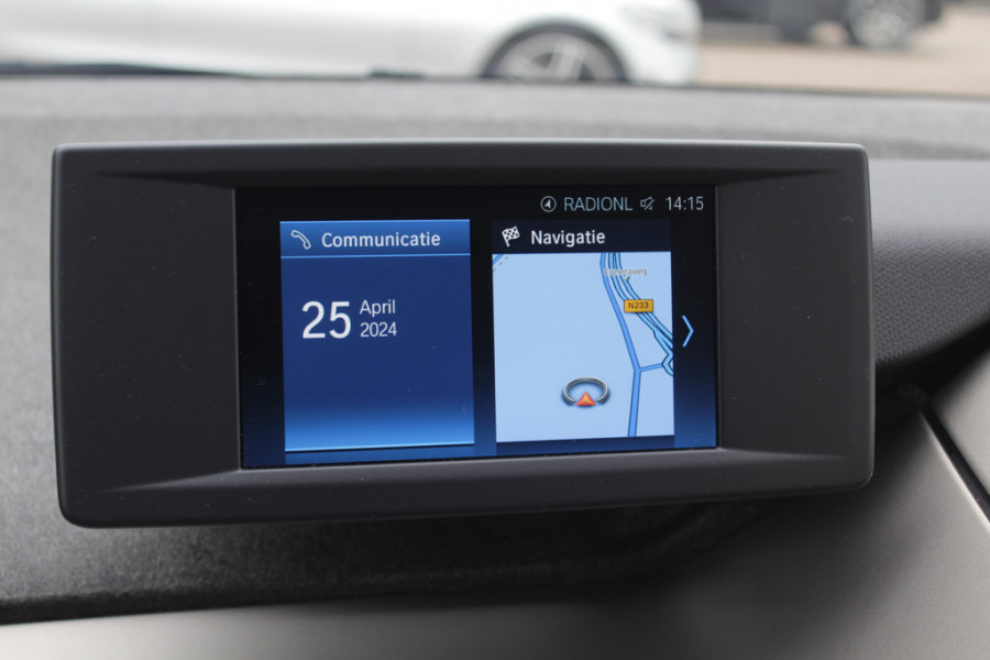 BMW i3 Basis 120Ah 42 kWh / Navigatie / 19'' / Parkeerhulp achter / Navigatie / Harman Kardon / Stoelverwarming / Cruise Control / Warmtepomp / Getint glas