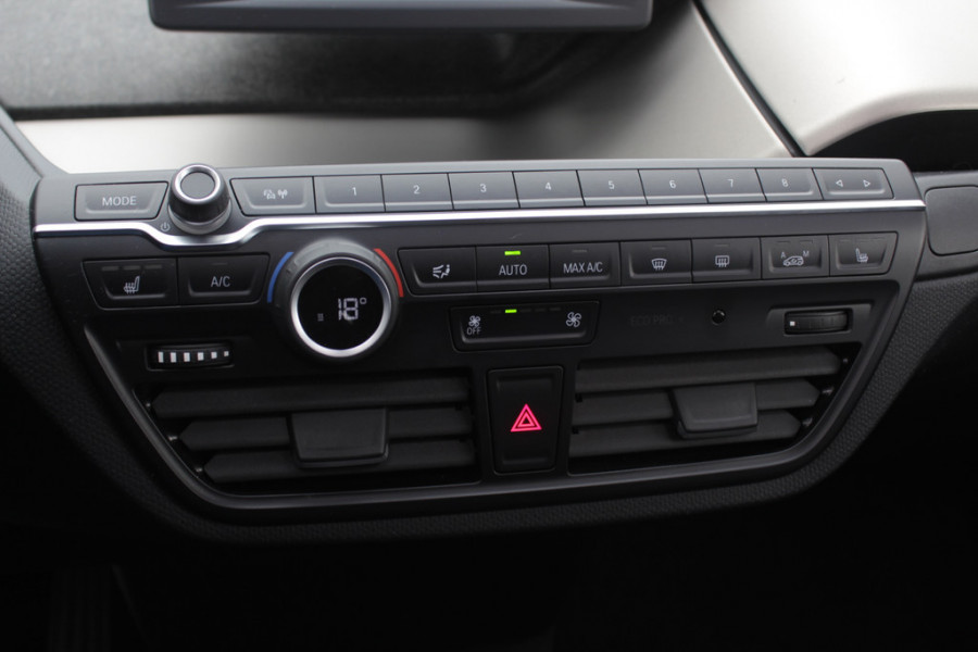 BMW i3 Basis 120Ah 42 kWh / Navigatie / 19'' / Parkeerhulp achter / Navigatie / Harman Kardon / Stoelverwarming / Cruise Control / Warmtepomp / Getint glas