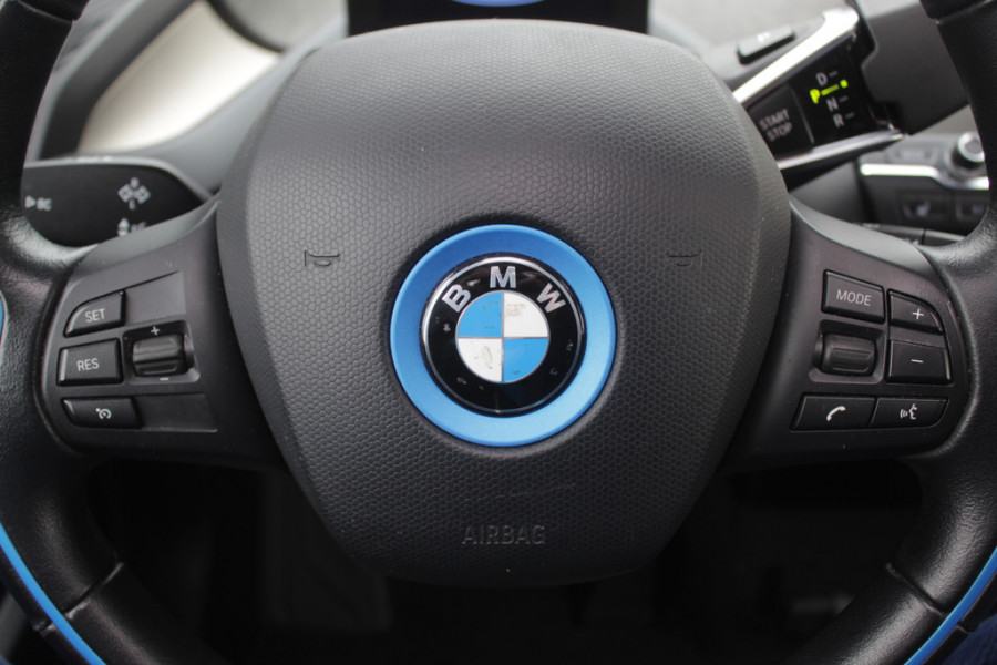 BMW i3 Basis 120Ah 42 kWh / Navigatie / 19'' / Parkeerhulp achter / Navigatie / Harman Kardon / Stoelverwarming / Cruise Control / Warmtepomp / Getint glas