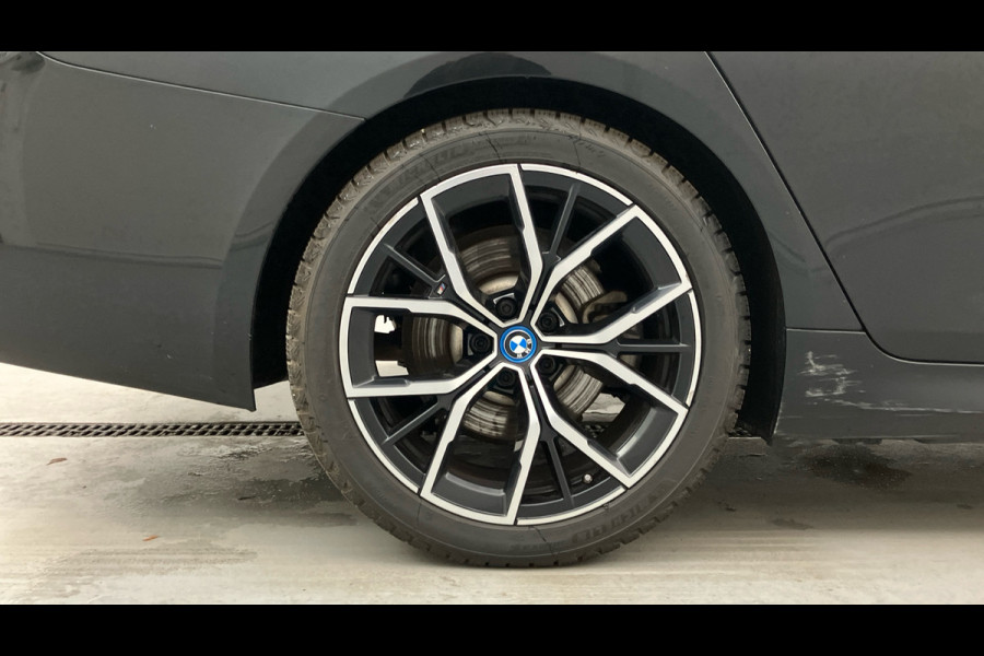 BMW 5 Serie Touring 530e xDrive M-Sport Pano ACC H/K HUD 19inch