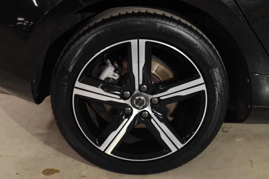 Volvo V40 T4 190PK Business Sport R-Design / Navigatie / Trekhaak / Leren bekleding / Stoelverwarming / Parkeersensoren v+a / Panoramadak / Achteruitrijcamera / Privacy Glass