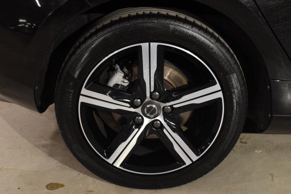 Volvo V40 T4 190PK Business Sport R-Design / Navigatie / Trekhaak / Leren bekleding / Stoelverwarming / Parkeersensoren v+a / Panoramadak / Achteruitrijcamera / Privacy Glass