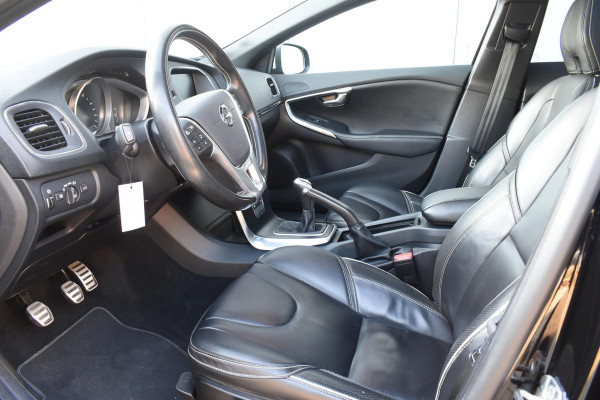 Volvo V40 T4 190PK Business Sport R-Design / Navigatie / Trekhaak / Leren bekleding / Stoelverwarming / Parkeersensoren v+a / Panoramadak / Achteruitrijcamera / Privacy Glass