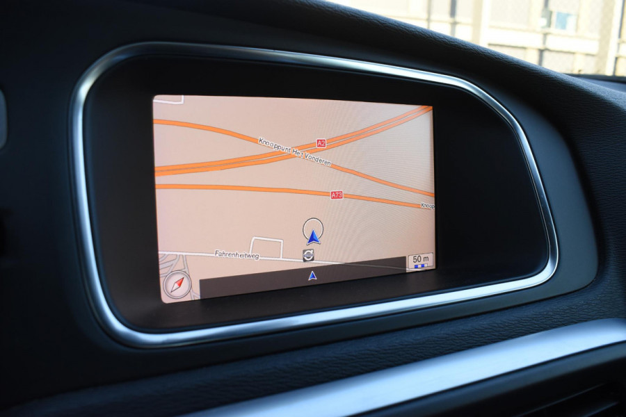 Volvo V40 T4 190PK Business Sport R-Design / Navigatie / Trekhaak / Leren bekleding / Stoelverwarming / Parkeersensoren v+a / Panoramadak / Achteruitrijcamera / Privacy Glass