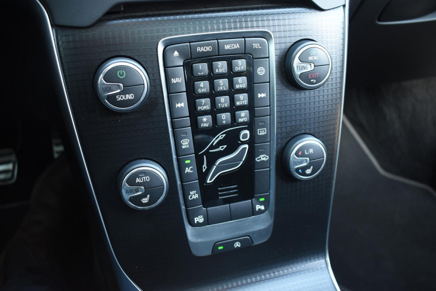 Volvo V40 T4 190PK Business Sport R-Design / Navigatie / Trekhaak / Leren bekleding / Stoelverwarming / Parkeersensoren v+a / Panoramadak / Achteruitrijcamera / Privacy Glass