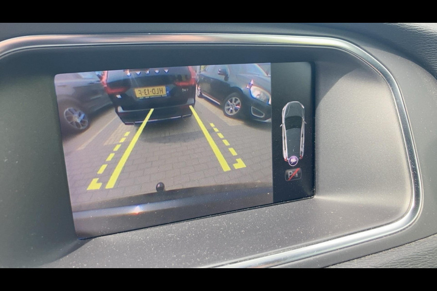 Volvo V40 T4 190PK Business Sport R-Design / Navigatie / Trekhaak / Leren bekleding / Stoelverwarming / Parkeersensoren v+a / Panoramadak / Achteruitrijcamera / Privacy Glass