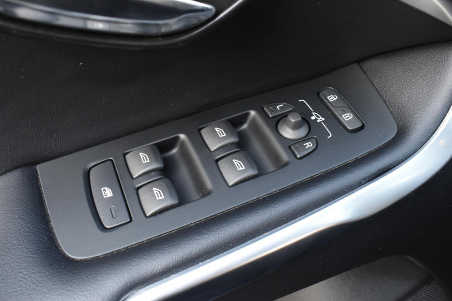 Volvo V40 T4 190PK Business Sport R-Design / Navigatie / Trekhaak / Leren bekleding / Stoelverwarming / Parkeersensoren v+a / Panoramadak / Achteruitrijcamera / Privacy Glass