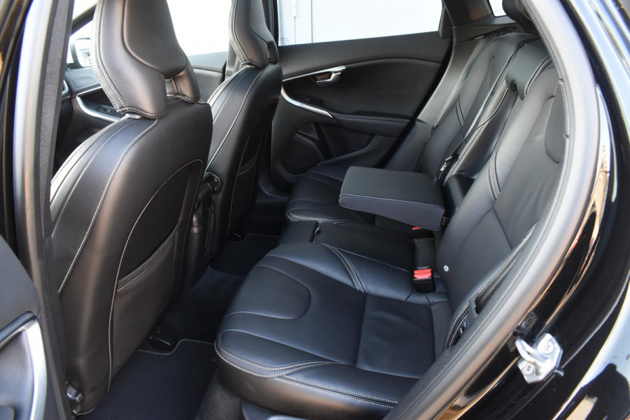 Volvo V40 T4 190PK Business Sport R-Design / Navigatie / Trekhaak / Leren bekleding / Stoelverwarming / Parkeersensoren v+a / Panoramadak / Achteruitrijcamera / Privacy Glass