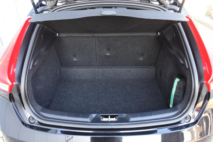 Volvo V40 T4 190PK Business Sport R-Design / Navigatie / Trekhaak / Leren bekleding / Stoelverwarming / Parkeersensoren v+a / Panoramadak / Achteruitrijcamera / Privacy Glass