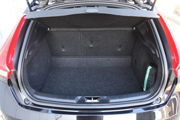 Volvo V40 T4 190PK Business Sport R-Design / Navigatie / Trekhaak / Leren bekleding / Stoelverwarming / Parkeersensoren v+a / Panoramadak / Achteruitrijcamera / Privacy Glass