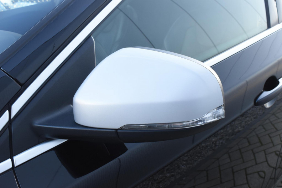 Volvo V40 T4 190PK Business Sport R-Design / Navigatie / Trekhaak / Leren bekleding / Stoelverwarming / Parkeersensoren v+a / Panoramadak / Achteruitrijcamera / Privacy Glass