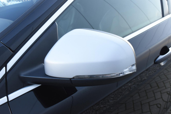 Volvo V40 T4 190PK Business Sport R-Design / Navigatie / Trekhaak / Leren bekleding / Stoelverwarming / Parkeersensoren v+a / Panoramadak / Achteruitrijcamera / Privacy Glass