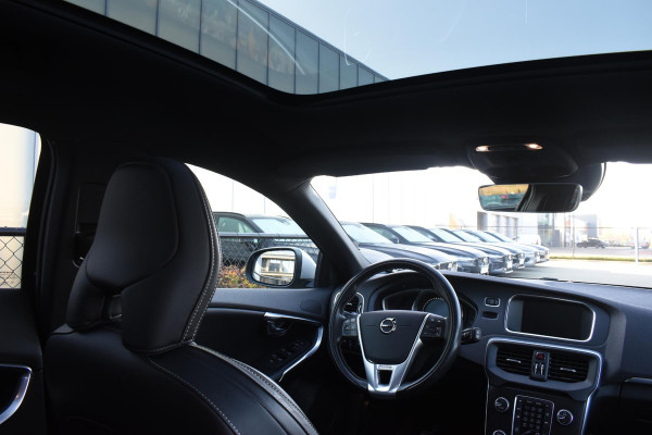 Volvo V40 T4 190PK Business Sport R-Design / Navigatie / Trekhaak / Leren bekleding / Stoelverwarming / Parkeersensoren v+a / Panoramadak / Achteruitrijcamera / Privacy Glass