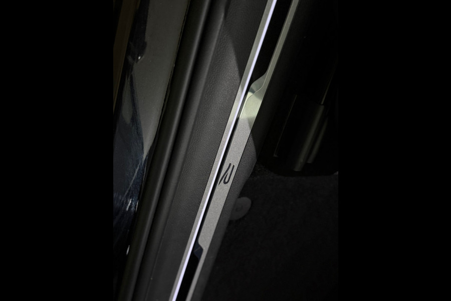 Volkswagen Tiguan 1.4 TSI eHybrid R-Line Business+ | Black Style | Half leer | 19' inch | Adaptive Cruise Control | Navigatie