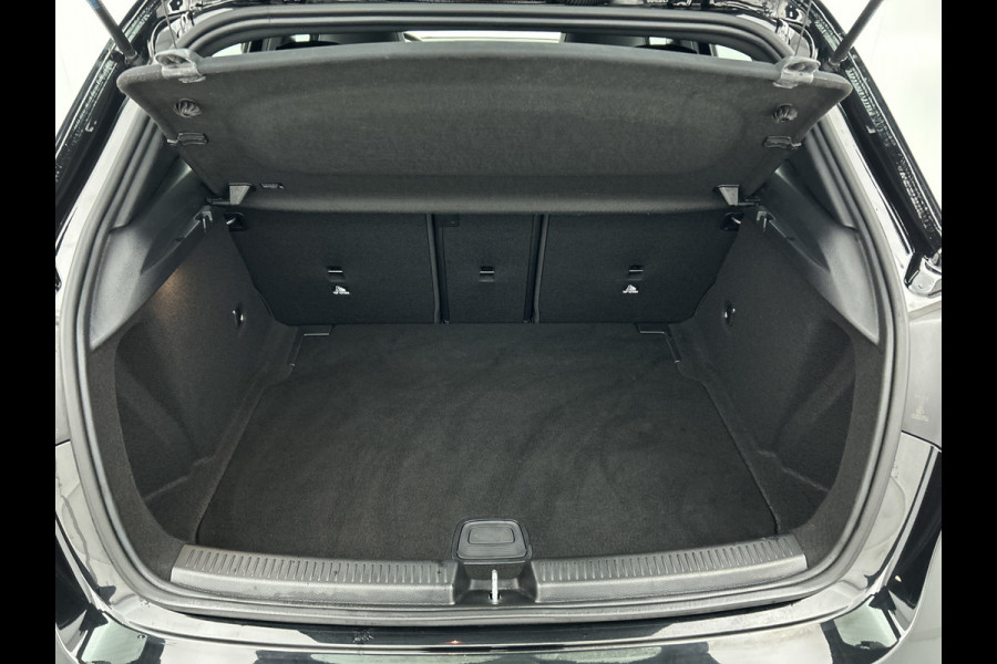 Mercedes-Benz A-Klasse 220 Premium Plus AMG-Line(Goed OnderH, Panorama, Carplay, Stoelen, StoelV, Camera, Navi, Etc)