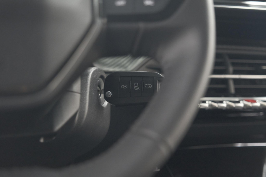Peugeot 208 Hybrid 100 e-DCS6 Allure | Camera | Apple Carplay | Keyless Entry | Parkeersensoren