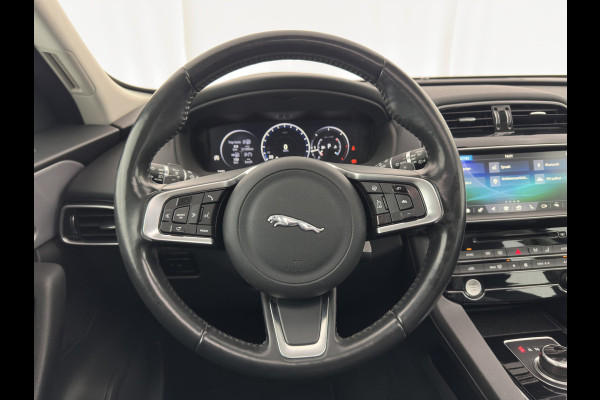 Jaguar F-Pace 2.0 Portfolio Black-line AWD 25d (INCL-BTW) Aut. *PANO | HEAD-UP | LUXURY-LEATHER | BLIND-SPOT | MERIDIAN-SOUND | HEATED-SPORTSEATS | NAVI-FULLMAP | KEYLESS | CAMERA | ECC | CARPLAY | SHIFT-PADDLES | PDC | LANE-ASSIST | ...
