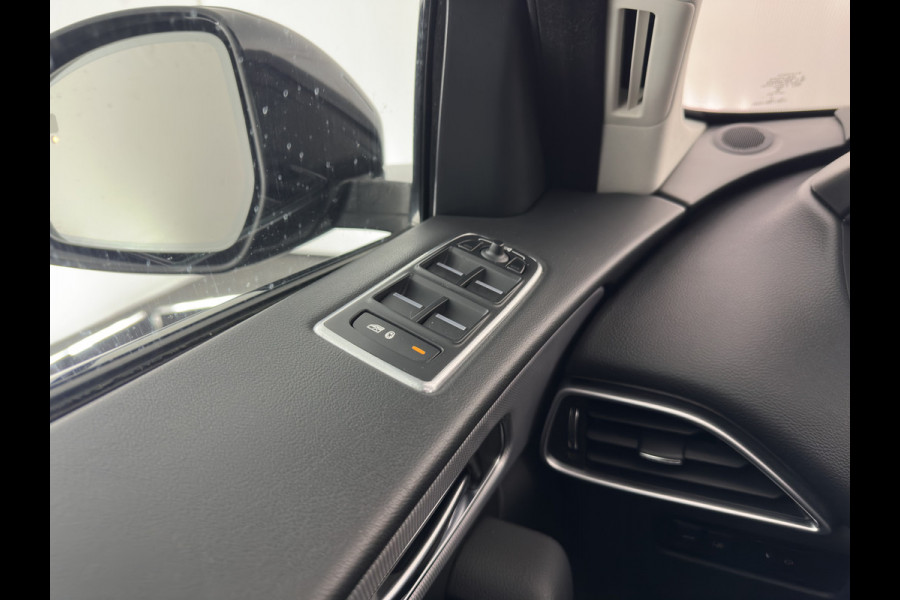Jaguar F-Pace 2.0 Portfolio Black-line AWD 25d (INCL-BTW) Aut. *PANO | HEAD-UP | LUXURY-LEATHER | BLIND-SPOT | MERIDIAN-SOUND | HEATED-SPORTSEATS | NAVI-FULLMAP | KEYLESS | CAMERA | ECC | CARPLAY | SHIFT-PADDLES | PDC | LANE-ASSIST | ...