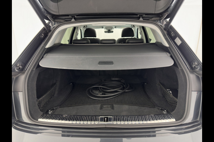 Audi e-tron 55 quattro Business edition Plus 95 kWh [ 3-Fase ] {SOH-88%} (INCL-BTW) *PANO | LUXURY-LEATHER | ADAPTIVE-CRUISE | FULL-LED | DIGI-COCKPIT | KEYLESS | MEMORY-PACK | CAMERA | NAVI-FULLMAP | SHIFT-PADDLES | DAB+ | COMFORT-SEATS | 20''ALU*