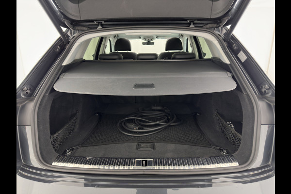 Audi e-tron 55 quattro Business edition Plus 95 kWh [ 3-Fase ] {SOH-88%} (INCL-BTW) *PANO | LUXURY-LEATHER | ADAPTIVE-CRUISE | FULL-LED | DIGI-COCKPIT | KEYLESS | MEMORY-PACK | CAMERA | NAVI-FULLMAP | SHIFT-PADDLES | DAB+ | COMFORT-SEATS | 20''ALU*