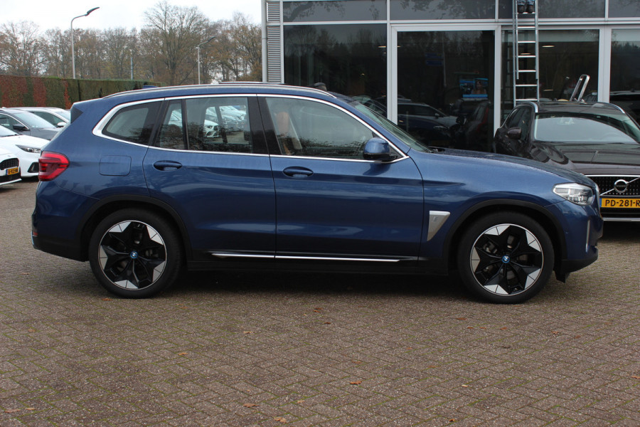 BMW iX3 Executive 80 kWh / SoH 95.5% / Panoramadak / Camera / Head-up / 20'' / Leder / Harman Kardon / Navigatie / Memory seats / Dodehoek / DAB / Stoelverwarming / Cruise Control Adaptief