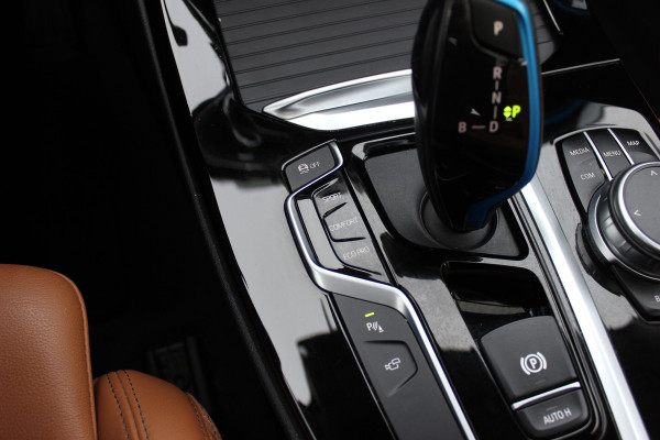 BMW iX3 Executive 80 kWh / SoH 95.5% / Panoramadak / Camera / Head-up / 20'' / Leder / Harman Kardon / Navigatie / Memory seats / Dodehoek / DAB / Stoelverwarming / Cruise Control Adaptief