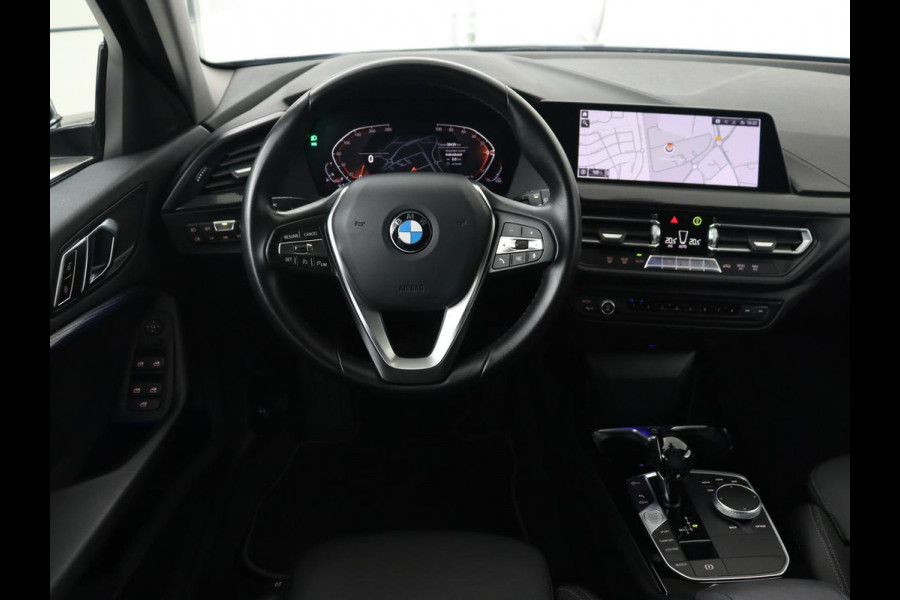 BMW 1-serie 118i Executive | Sport Line | Trekhaak | Sportstoelen | Carplay | Navigatie | Live Cockpit | Full LED | DAB | Climate control | Parkeerhulp | Sfeerverlichting