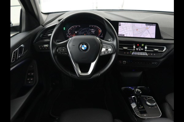 BMW 1-serie 118i Executive | Sport Line | Trekhaak | Sportstoelen | Carplay | Navigatie | Live Cockpit | Full LED | DAB | Climate control | Parkeerhulp | Sfeerverlichting