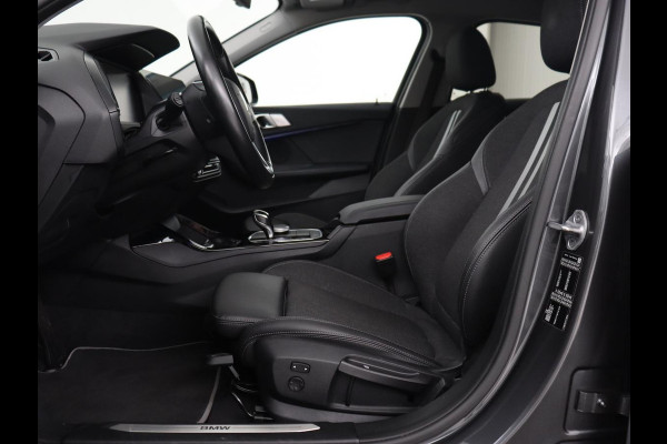 BMW 1-serie 118i Executive | Sport Line | Trekhaak | Sportstoelen | Carplay | Navigatie | Live Cockpit | Full LED | DAB | Climate control | Parkeerhulp | Sfeerverlichting