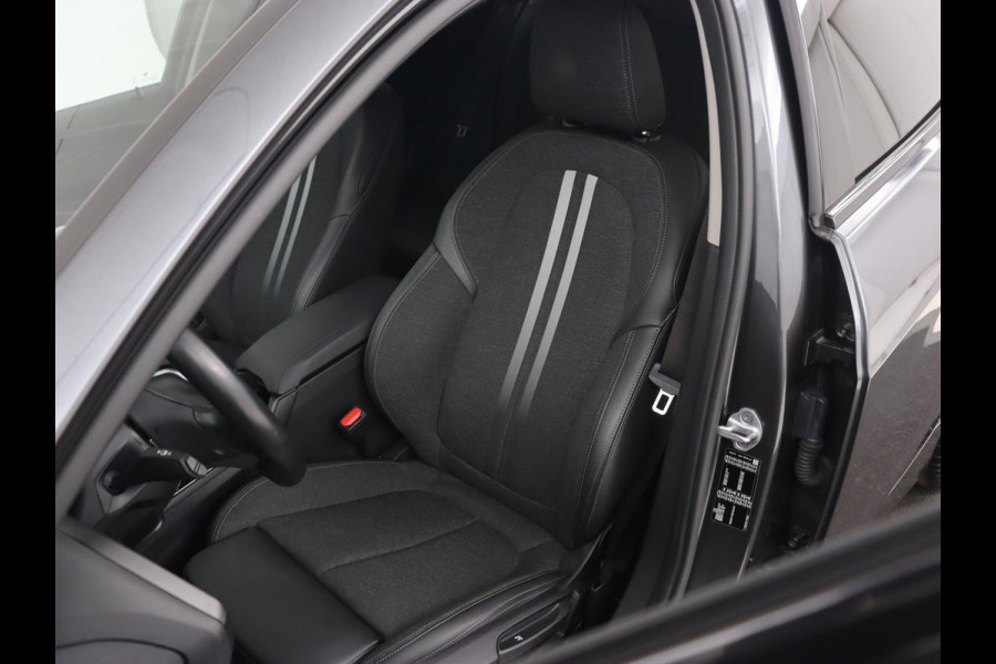 BMW 1-serie 118i Executive | Sport Line | Trekhaak | Sportstoelen | Carplay | Navigatie | Live Cockpit | Full LED | DAB | Climate control | Parkeerhulp | Sfeerverlichting