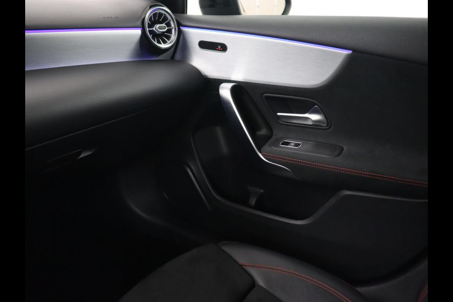 Mercedes-Benz A-Klasse 250e AMG Limited | Carplay | Stoelverwarming | Leder/Alcantara | Widescreen | Sfeerverlichting | Navigatie | Camera | Full LED | Park Assist | PHEV | Plug In