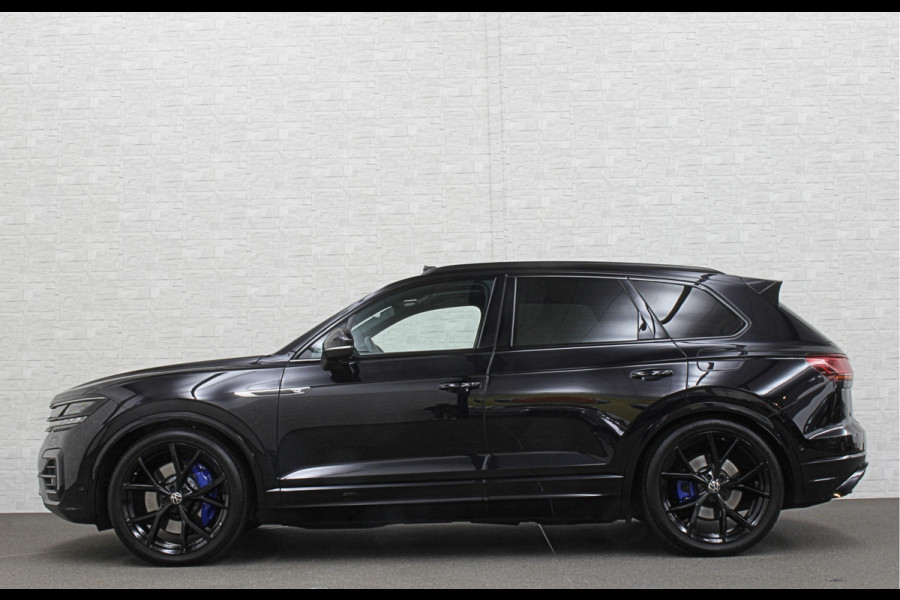 Volkswagen Touareg R 3.0 TSI 462PK E-Hybrid | Luchtvering | Puglia Leder | Panorama | ACC | Trekhaak | 22'' | Stoelventilatie | Nachtzicht | Head-Up | Standkachel | Ergo-Comfort | Sfeerverlichting | 4-Zone Clima | Stuurverwarming | Black-Optic | Dodehoek | Lane-Assist | Carplay | Draadloos Laden | BOVAG Garantie |