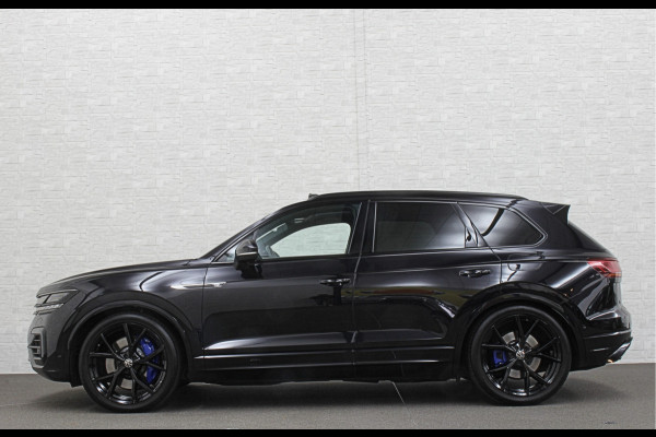 Volkswagen Touareg R 3.0 TSI 462PK E-Hybrid | Luchtvering | Puglia Leder | Panorama | ACC | Trekhaak | 22'' | Stoelventilatie | Nachtzicht | Head-Up | Standkachel | Ergo-Comfort | Sfeerverlichting | 4-Zone Clima | Stuurverwarming | Black-Optic | Dodehoek | Lane-Assist | Carplay | Draadloos Laden | BOVAG Garantie |