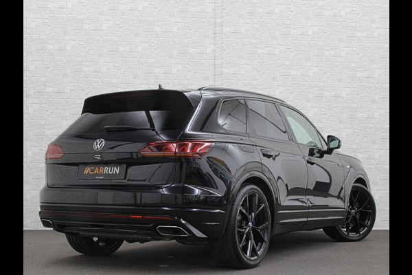 Volkswagen Touareg R 3.0 TSI 462PK E-Hybrid | Luchtvering | Puglia Leder | Panorama | ACC | Trekhaak | 22'' | Stoelventilatie | Nachtzicht | Head-Up | Standkachel | Ergo-Comfort | Sfeerverlichting | 4-Zone Clima | Stuurverwarming | Black-Optic | Dodehoek | Lane-Assist | Carplay | Draadloos Laden | BOVAG Garantie |
