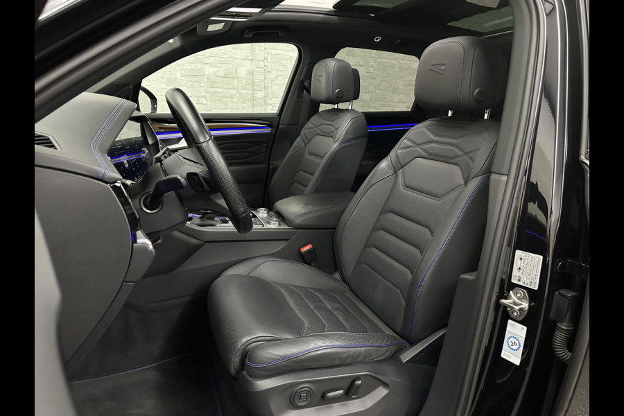 Volkswagen Touareg R 3.0 TSI 462PK E-Hybrid | Luchtvering | Puglia Leder | Panorama | ACC | Trekhaak | 22'' | Stoelventilatie | Nachtzicht | Head-Up | Standkachel | Ergo-Comfort | Sfeerverlichting | 4-Zone Clima | Stuurverwarming | Black-Optic | Dodehoek | Lane-Assist | Carplay | Draadloos Laden | BOVAG Garantie |