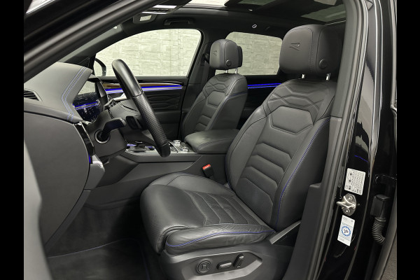 Volkswagen Touareg R 3.0 TSI 462PK E-Hybrid | Luchtvering | Puglia Leder | Panorama | ACC | Trekhaak | 22'' | Stoelventilatie | Nachtzicht | Head-Up | Standkachel | Ergo-Comfort | Sfeerverlichting | 4-Zone Clima | Stuurverwarming | Black-Optic | Dodehoek | Lane-Assist | Carplay | Draadloos Laden | BOVAG Garantie |