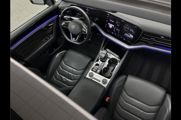 Volkswagen Touareg R 3.0 TSI 462PK E-Hybrid | Luchtvering | Puglia Leder | Panorama | ACC | Trekhaak | 22'' | Stoelventilatie | Nachtzicht | Head-Up | Standkachel | Ergo-Comfort | Sfeerverlichting | 4-Zone Clima | Stuurverwarming | Black-Optic | Dodehoek | Lane-Assist | Carplay | Draadloos Laden | BOVAG Garantie |