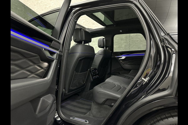 Volkswagen Touareg R 3.0 TSI 462PK E-Hybrid | Luchtvering | Puglia Leder | Panorama | ACC | Trekhaak | 22'' | Stoelventilatie | Nachtzicht | Head-Up | Standkachel | Ergo-Comfort | Sfeerverlichting | 4-Zone Clima | Stuurverwarming | Black-Optic | Dodehoek | Lane-Assist | Carplay | Draadloos Laden | BOVAG Garantie |