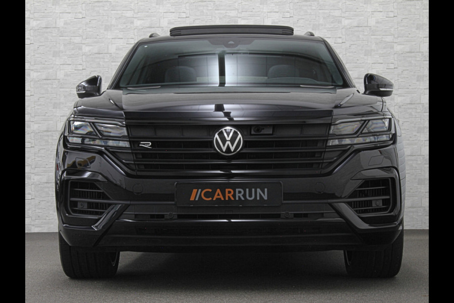 Volkswagen Touareg R 3.0 TSI 462PK E-Hybrid | Luchtvering | Puglia Leder | Panorama | ACC | Trekhaak | 22'' | Stoelventilatie | Nachtzicht | Head-Up | Standkachel | Ergo-Comfort | Sfeerverlichting | 4-Zone Clima | Stuurverwarming | Black-Optic | Dodehoek | Lane-Assist | Carplay | Draadloos Laden | BOVAG Garantie |